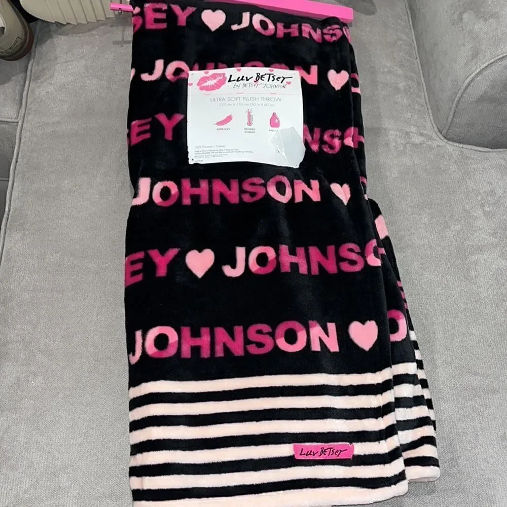 Nwt Betsey Johnson ultra soft plush throw 127 cmx 152cm( 50x60 in) throw